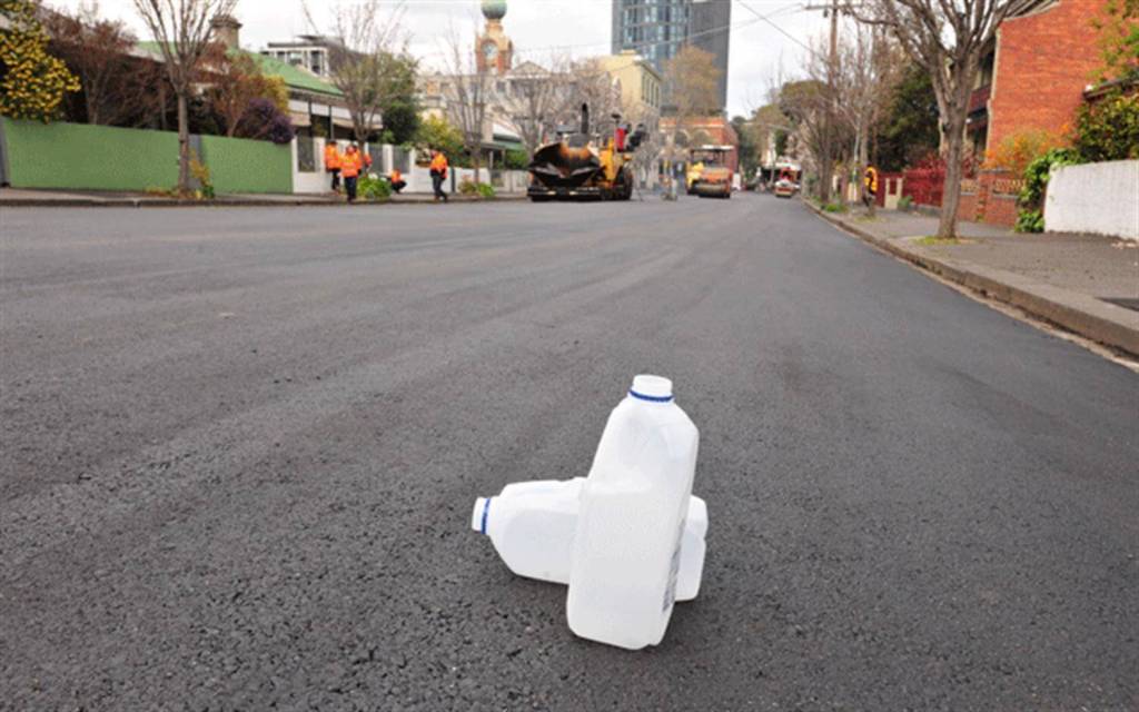 Africa construiește drumuri din sticle de plastic reciclate